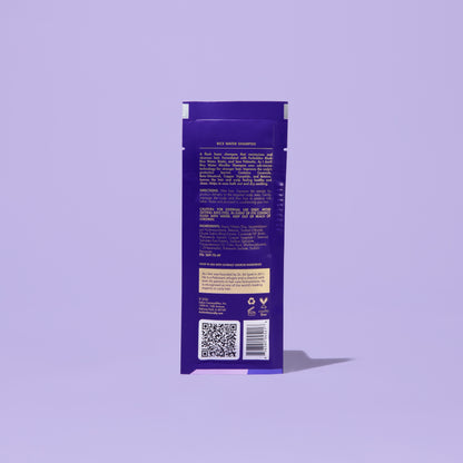 Das AS I AM Reiswasser-Shampoo im 1 oz-Beutel mit seiner seidigen, perlmuttartigen, flüssigen Textur reinigt Kopfhaut und Haar sanft und fördert gleichzeitig das Haarwachstum, beugt Haarausfall vor und reduziert Haarbruch für stärkere, gesündere Strähnen.